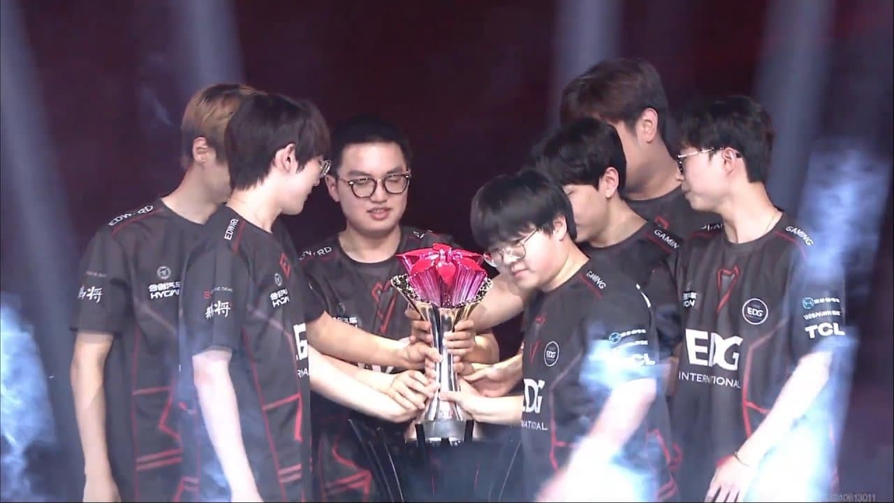 EDward Gaming (EDG) lifting the VCT China 2024 trophy (credits: Riot Games)