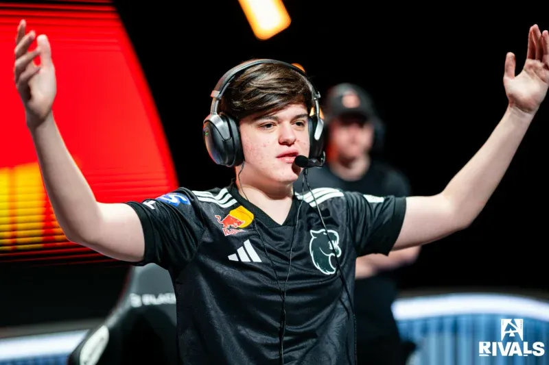 Molodoy de pé saudando a torcida