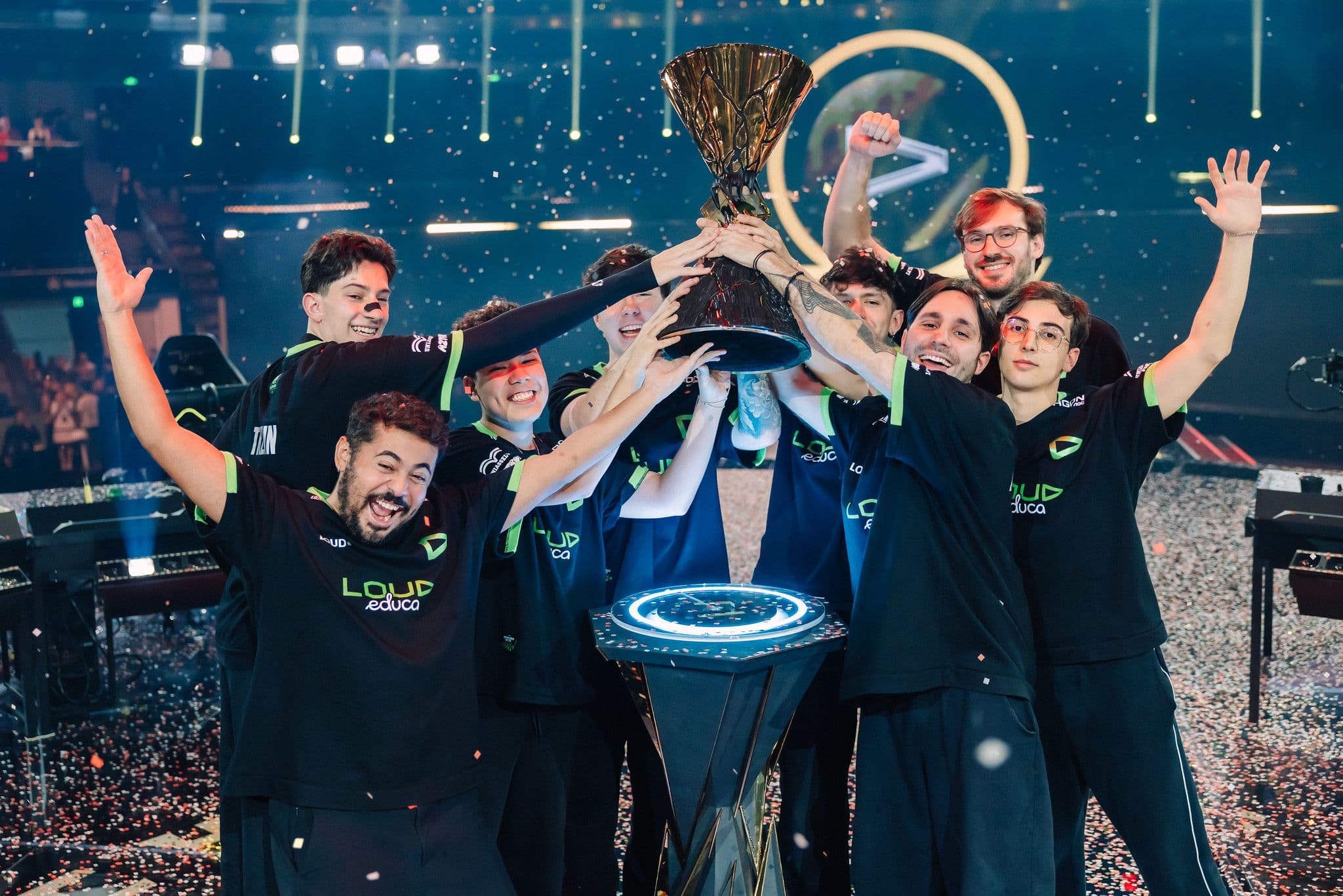 Imagem do time da LOUD erguendo o troféu do VALORANT Champions 2026