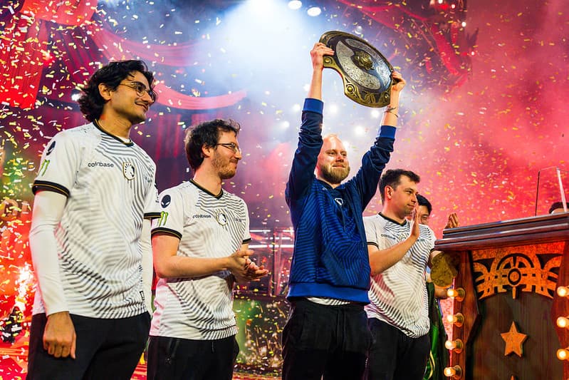 Team Liquid levantando a Égide dos Campeões.