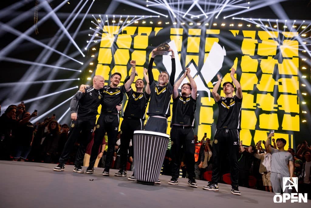 A Vitality ergue o troféu da BLAST Open Lisbon 2025 após uma disputada MD5