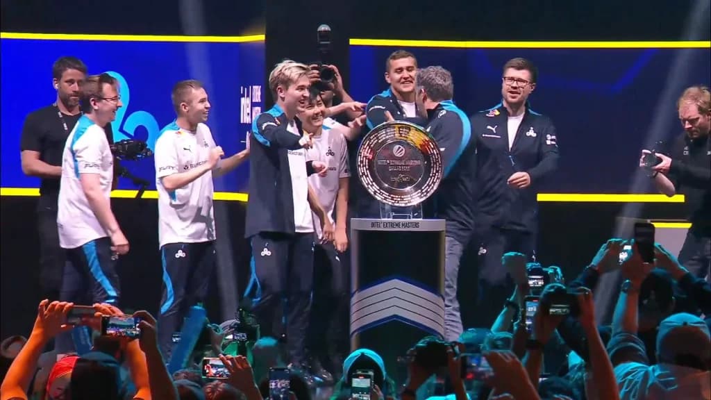 Cloud9 lifting IEM Dallas 2022 Trophy