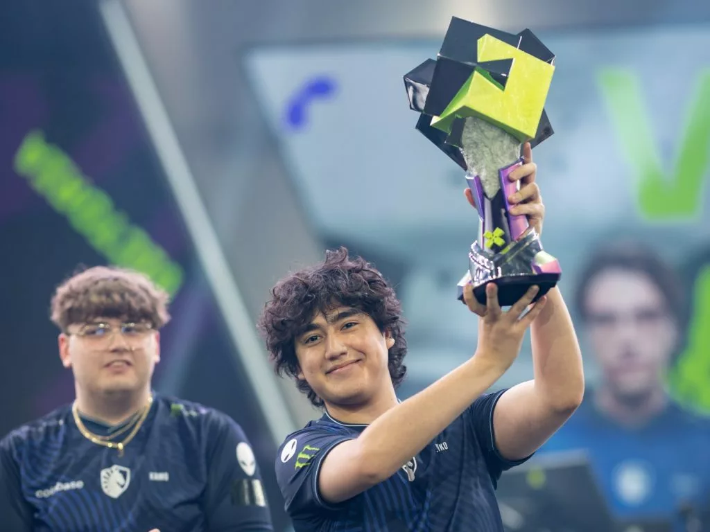 Keiko celebrating with the VCT EMEA Stage 2 trophy