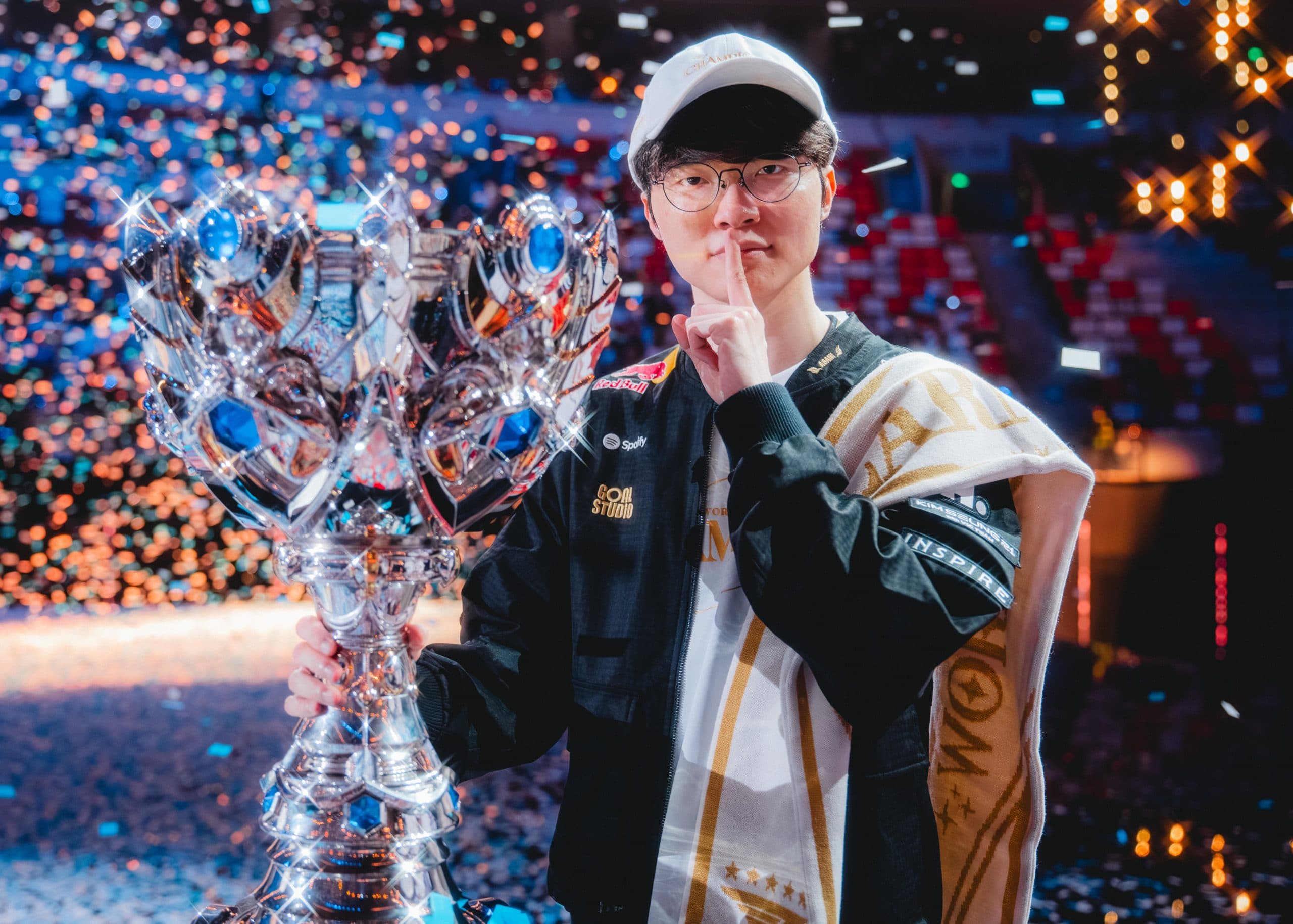 T1 Faker holding the Worlds 2025 trophy.