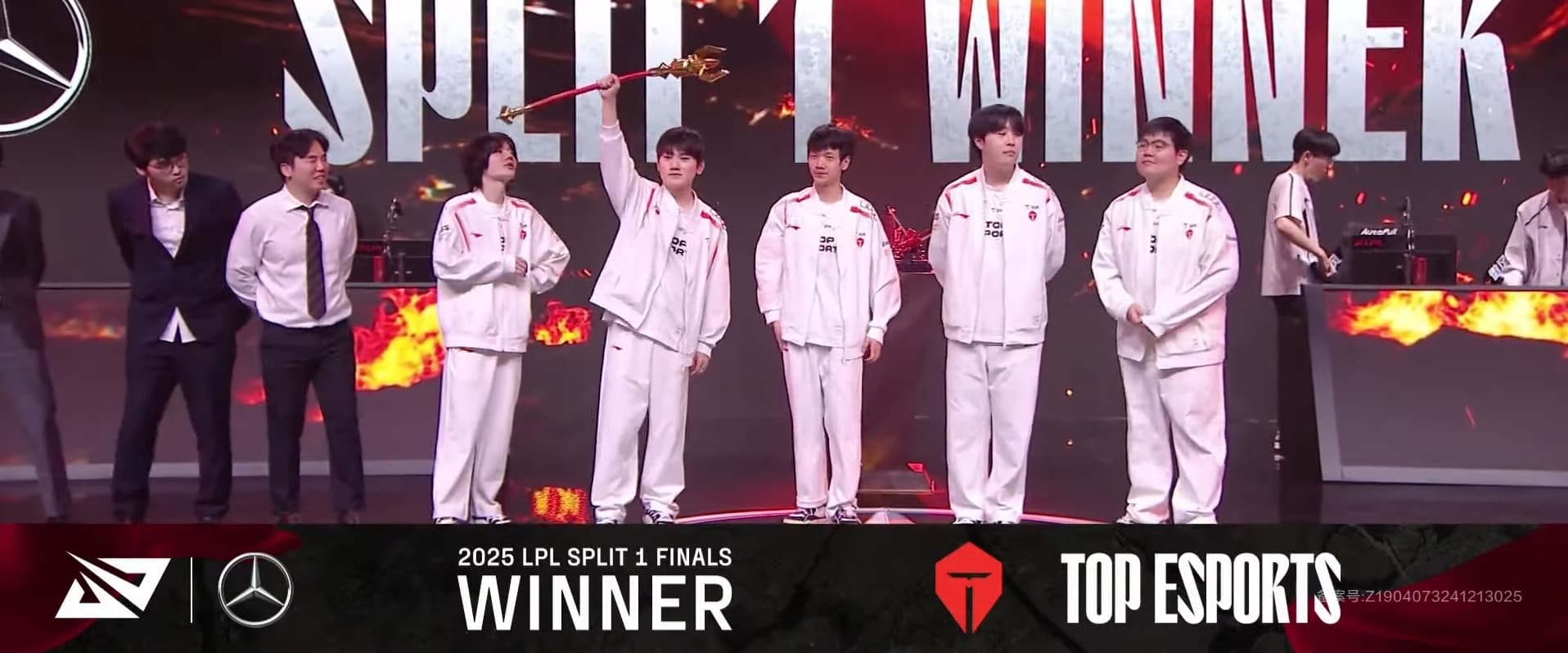 Top Esports lift the LPL Split 1 trophy
