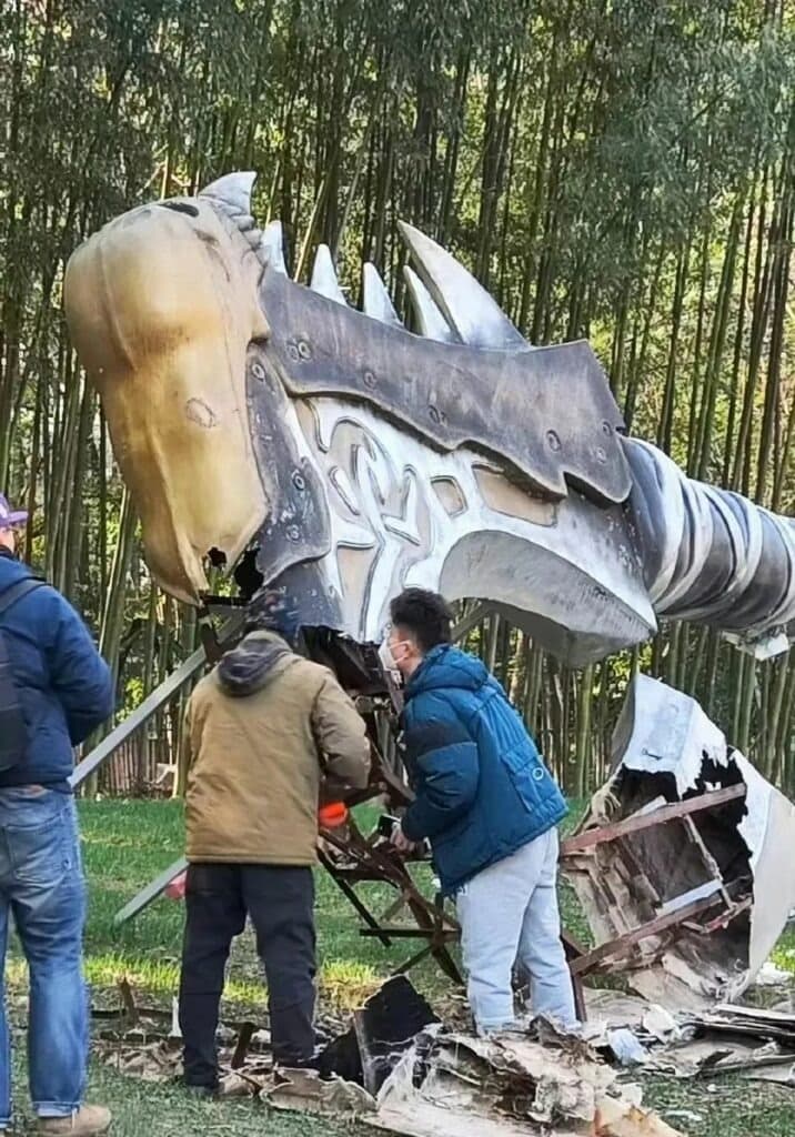Gorehowl statue being dismantled back in 2023 (credits: liliandcandy77 on Weixin)