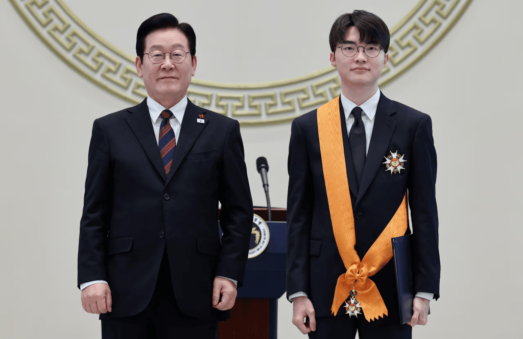 President Lee Jae-myung awards the Sports Merit Award Blue Dragon Medal to Faker. Credits: Yonhap